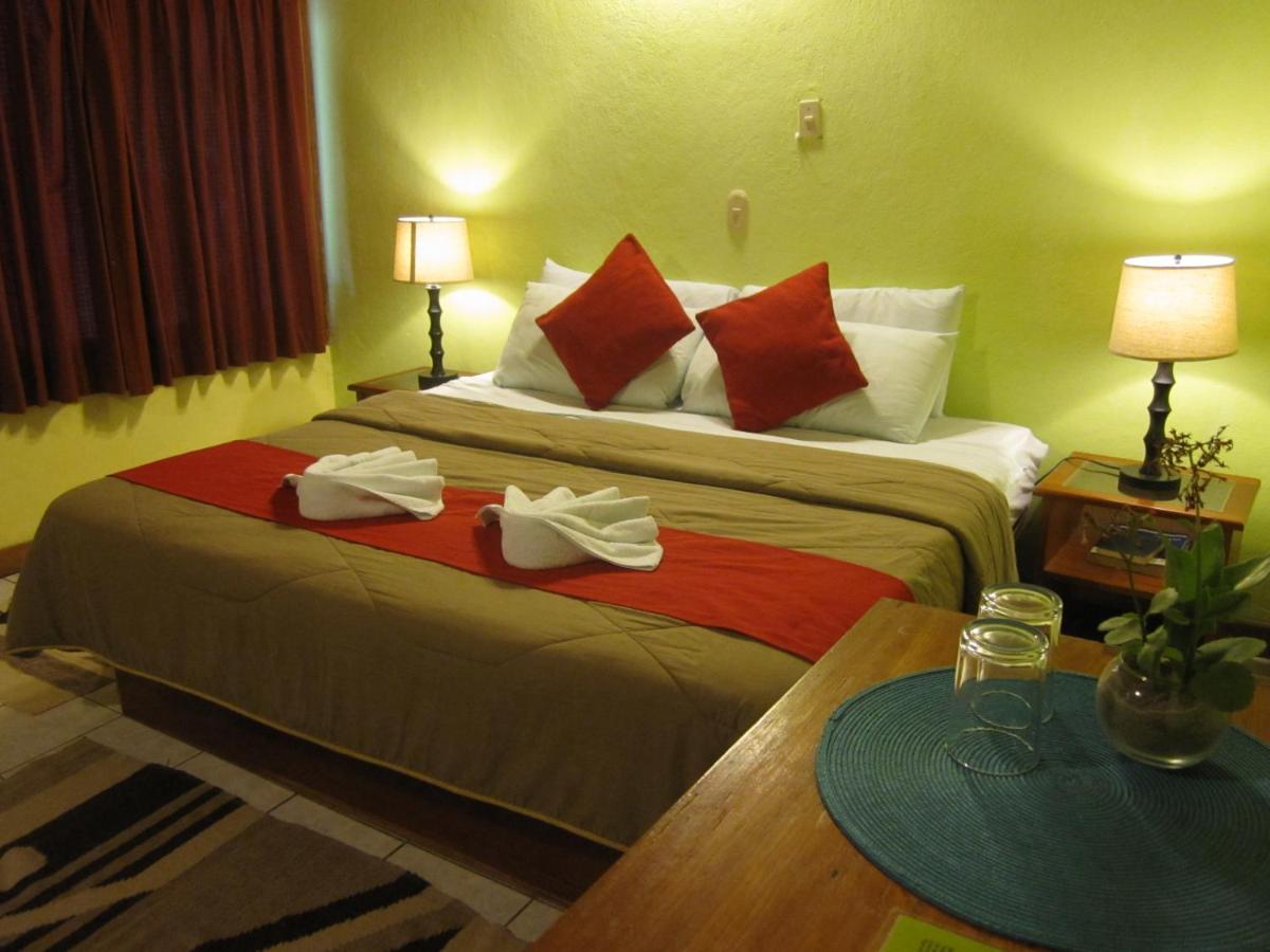 Hotel Jaguar Inn Тикал Екстериор снимка