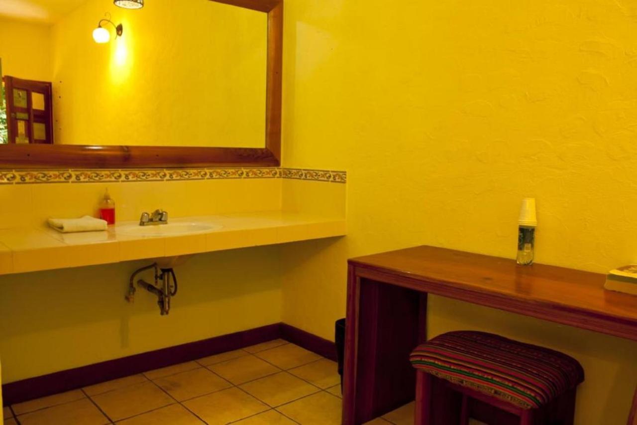 Hotel Jaguar Inn Тикал Екстериор снимка