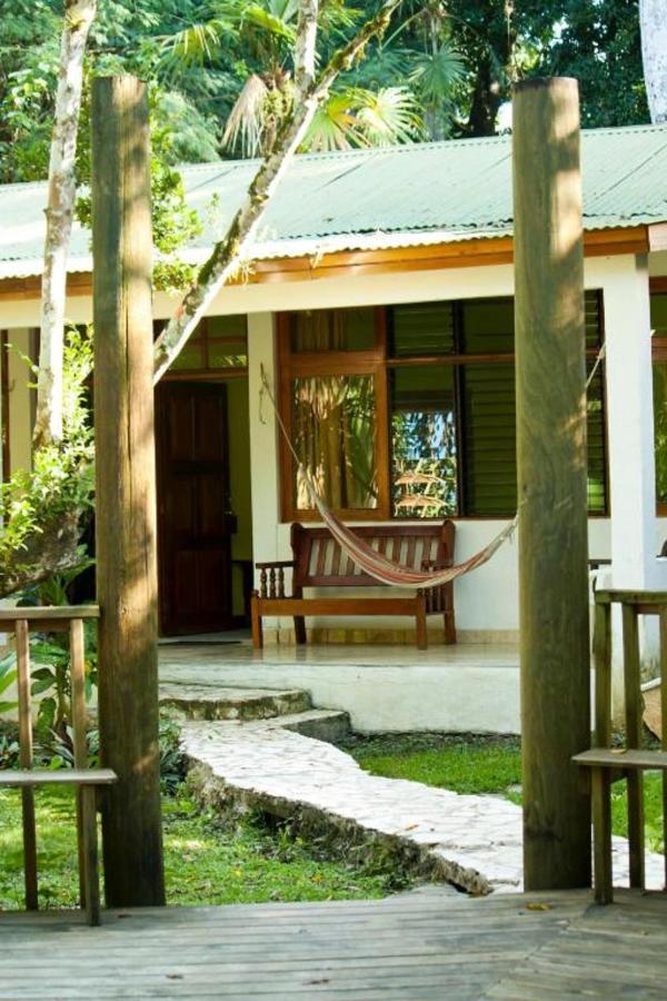 Hotel Jaguar Inn Тикал Екстериор снимка