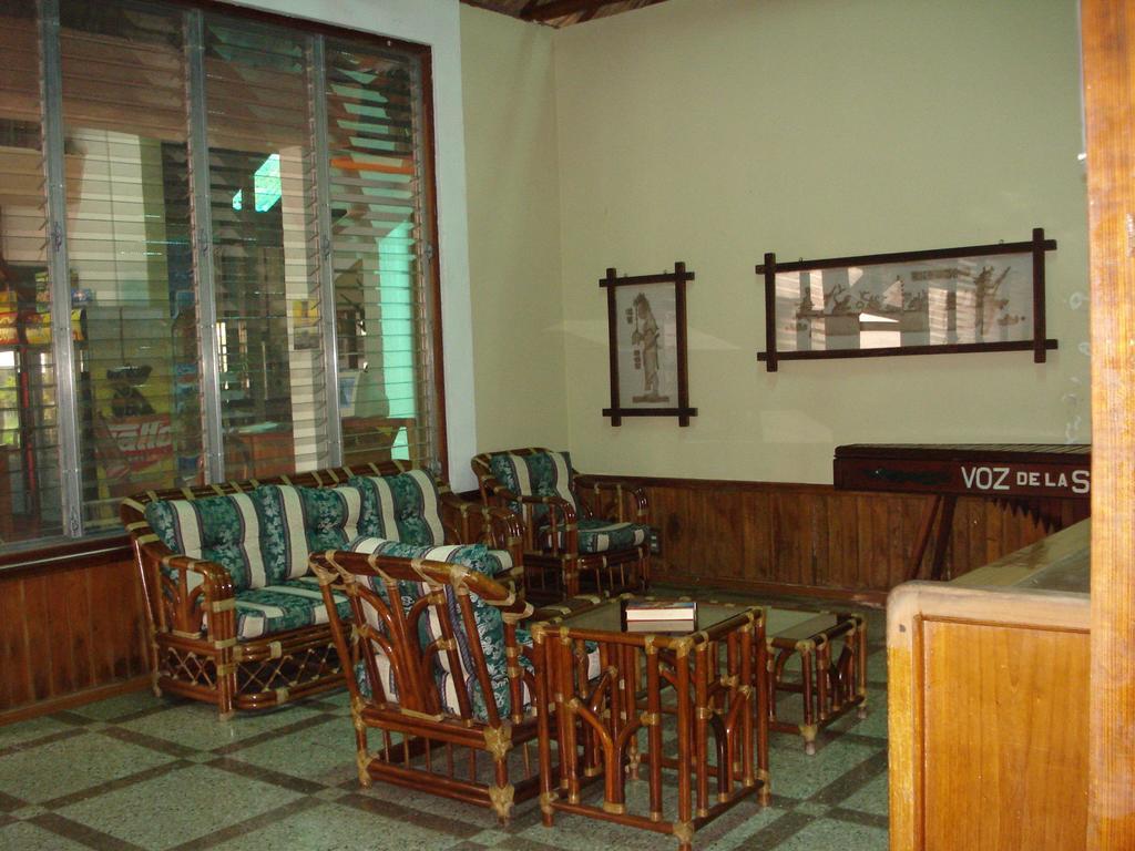 Hotel Jaguar Inn Тикал Екстериор снимка