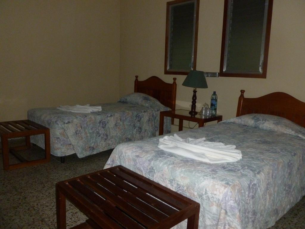 Hotel Jaguar Inn Тикал Екстериор снимка
