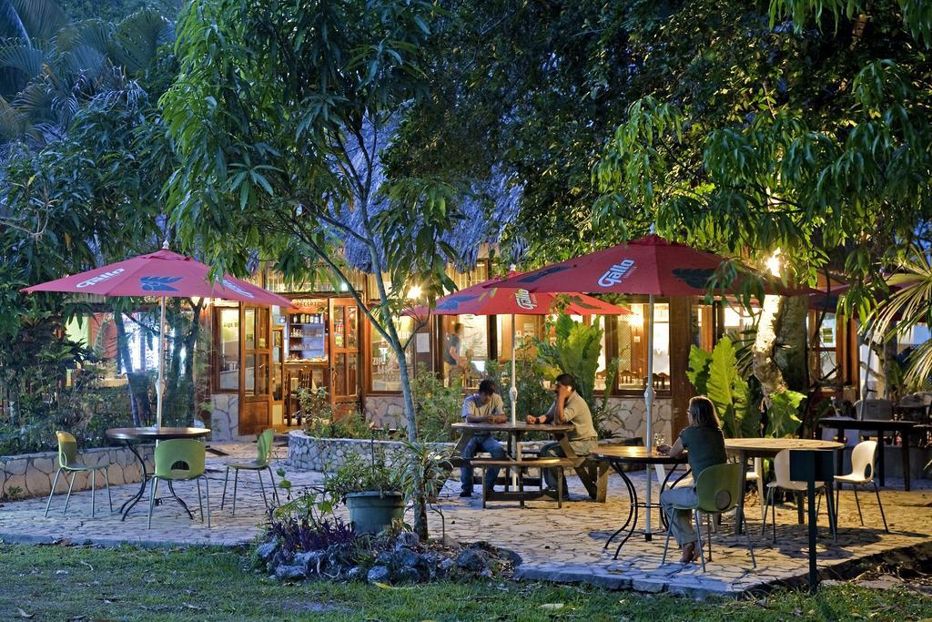 Hotel Jaguar Inn Тикал Екстериор снимка