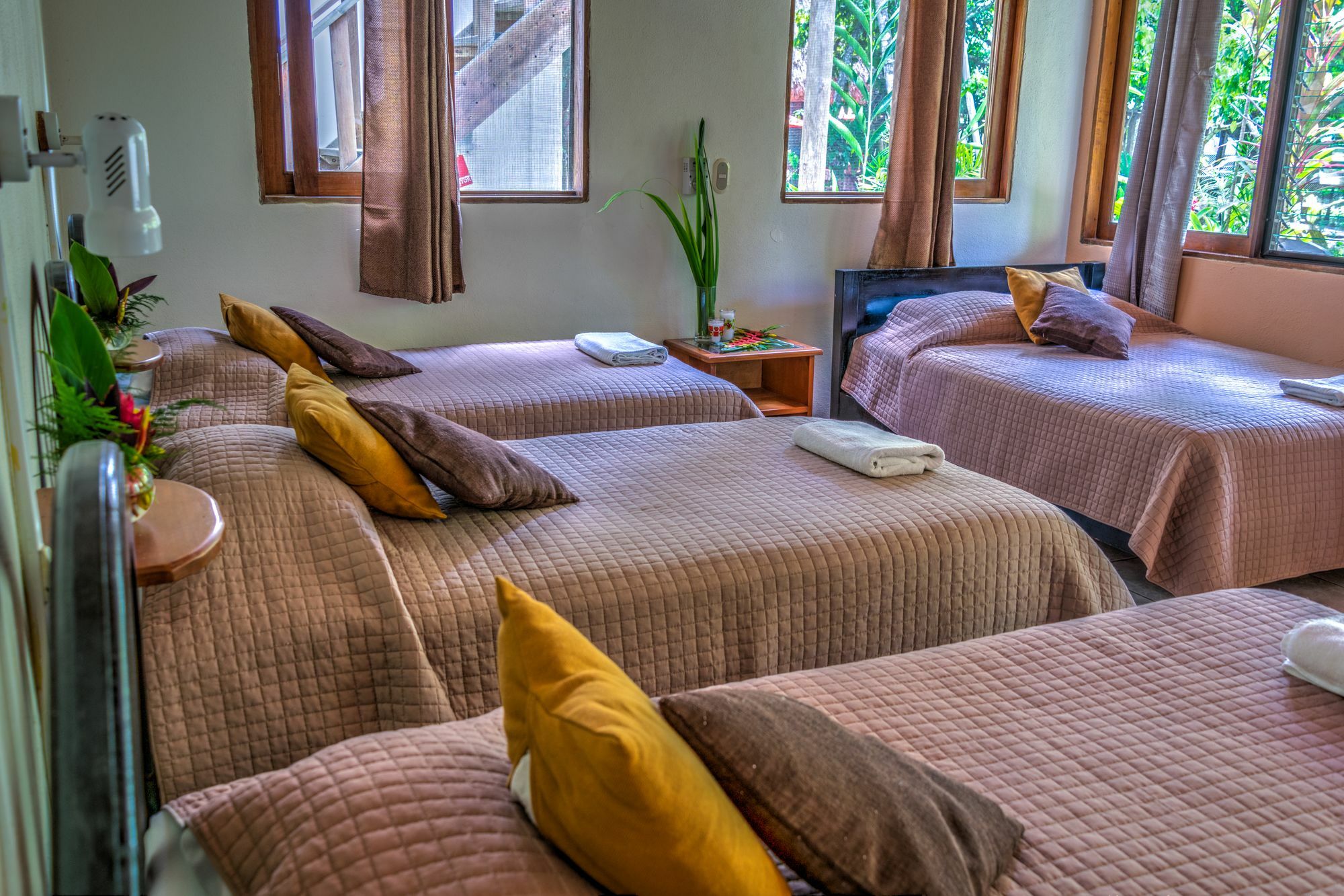 Hotel Jaguar Inn Тикал Екстериор снимка